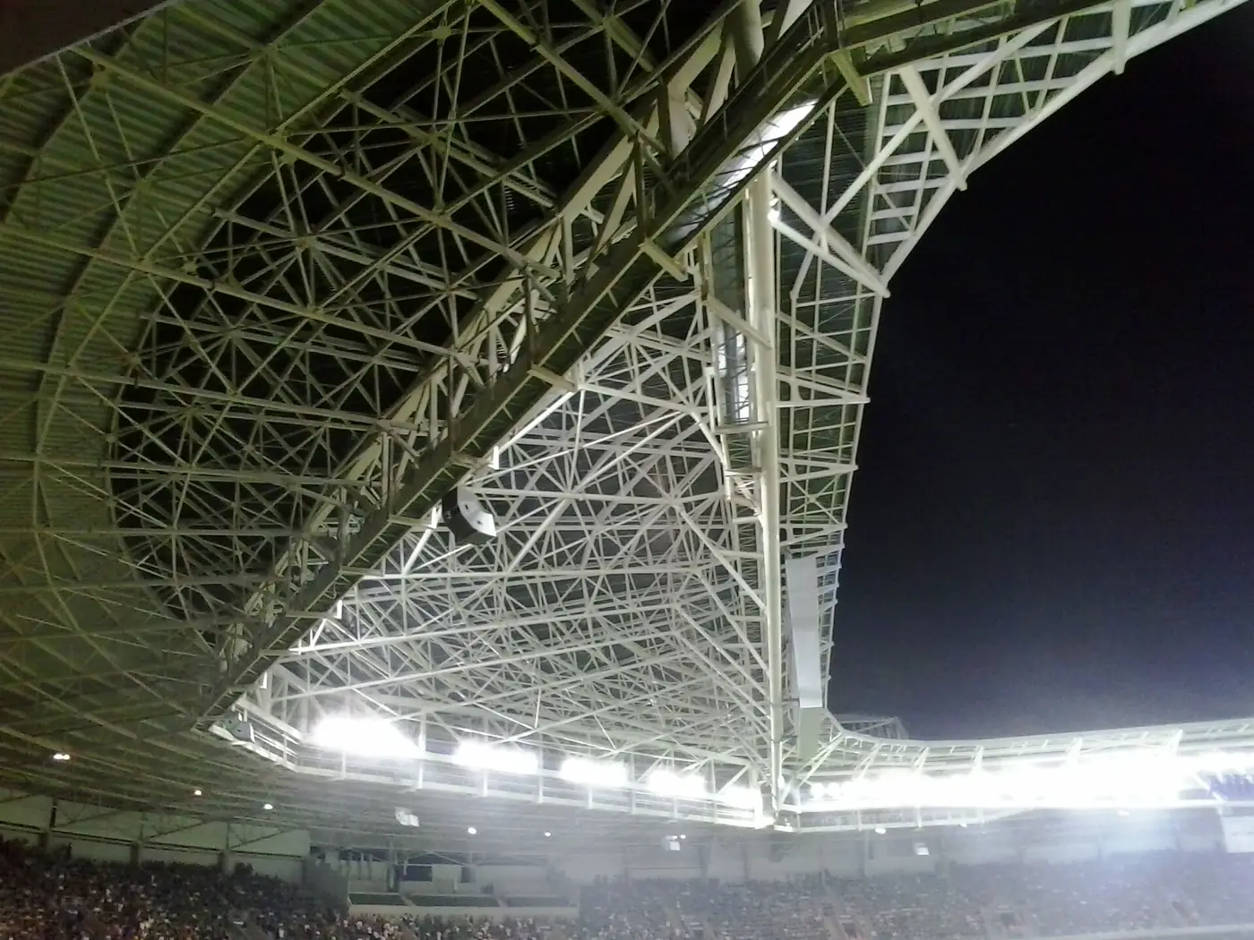 Cobertura do Allianz Parque iluminada à noite