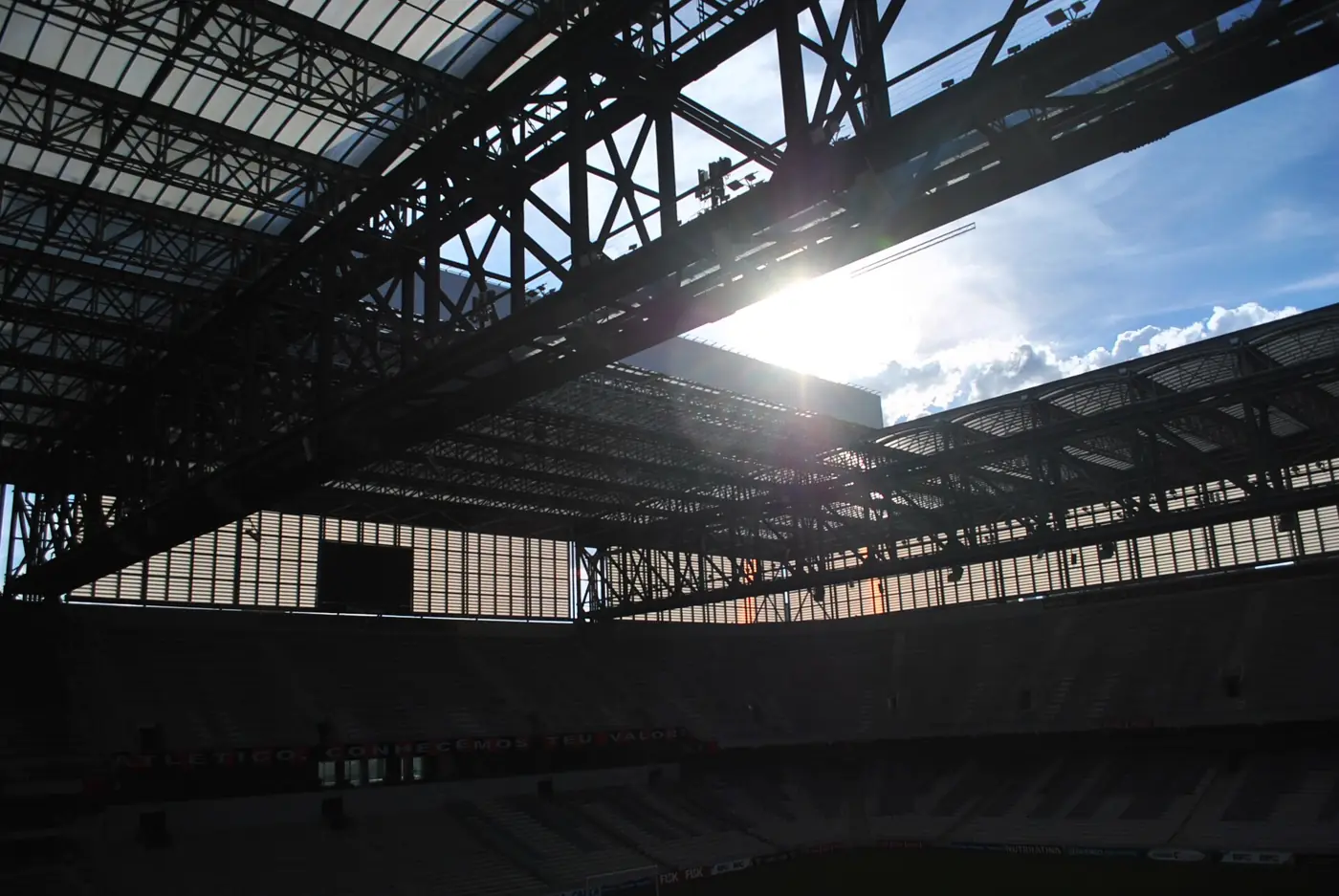 Estrutura metálica da cobertura da Ligga Arena (Arena da Baixada)