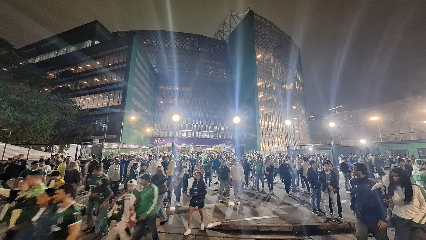 Fachada do Nubank Parque com público saindo à noite
