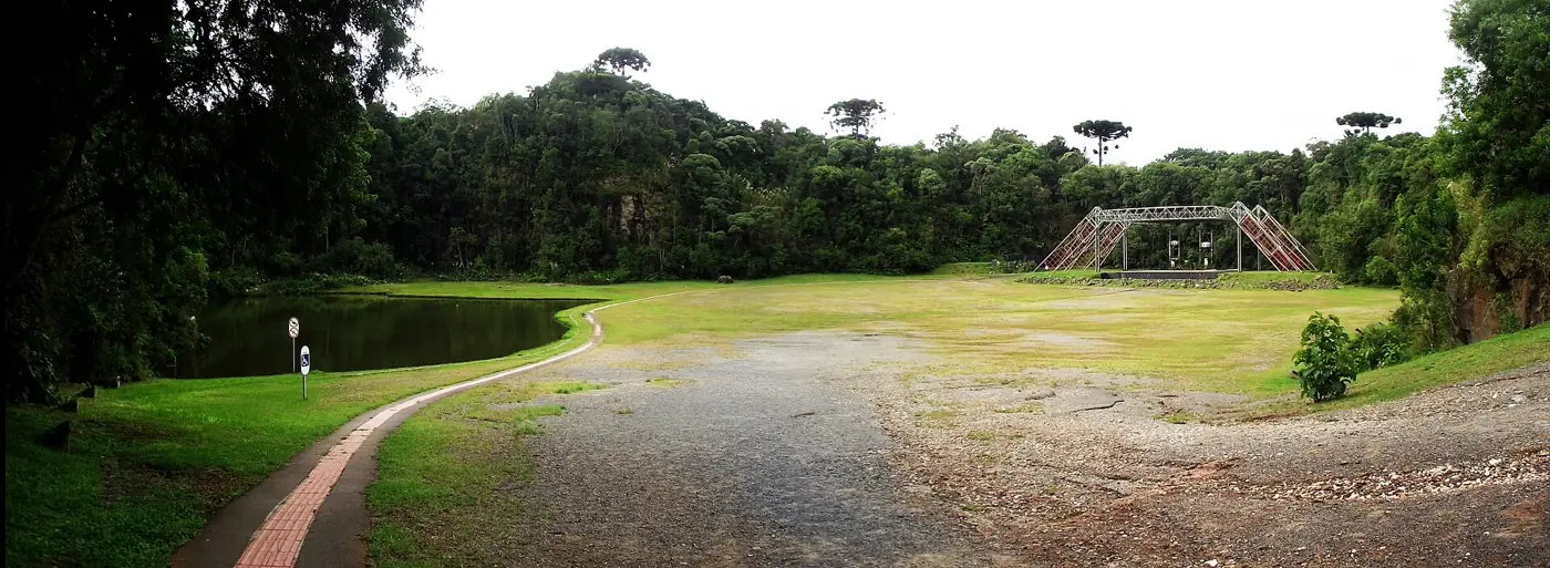 Gramado da Pedreira Paulo Leminski cercado de mata